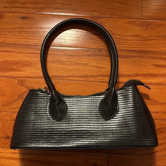 ASOS DESIGN lizard effect shoulder bag with elongated straps in black - Picture 1 of 4